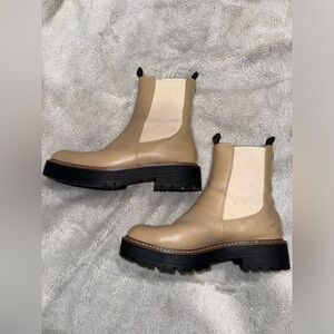 Sam Edelman Laguna Chelsea Boot (Camel/cream)- size 9